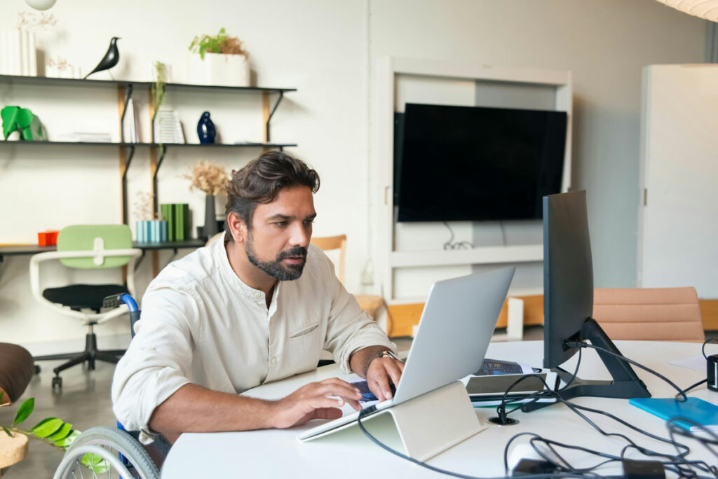 salarié en fauteuil rouant au bureau